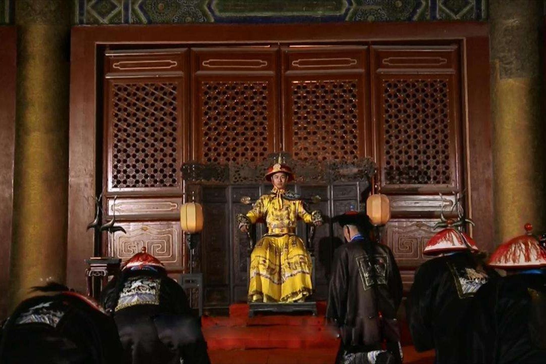 为什么清朝大臣跪拜时要甩两下胳膊?