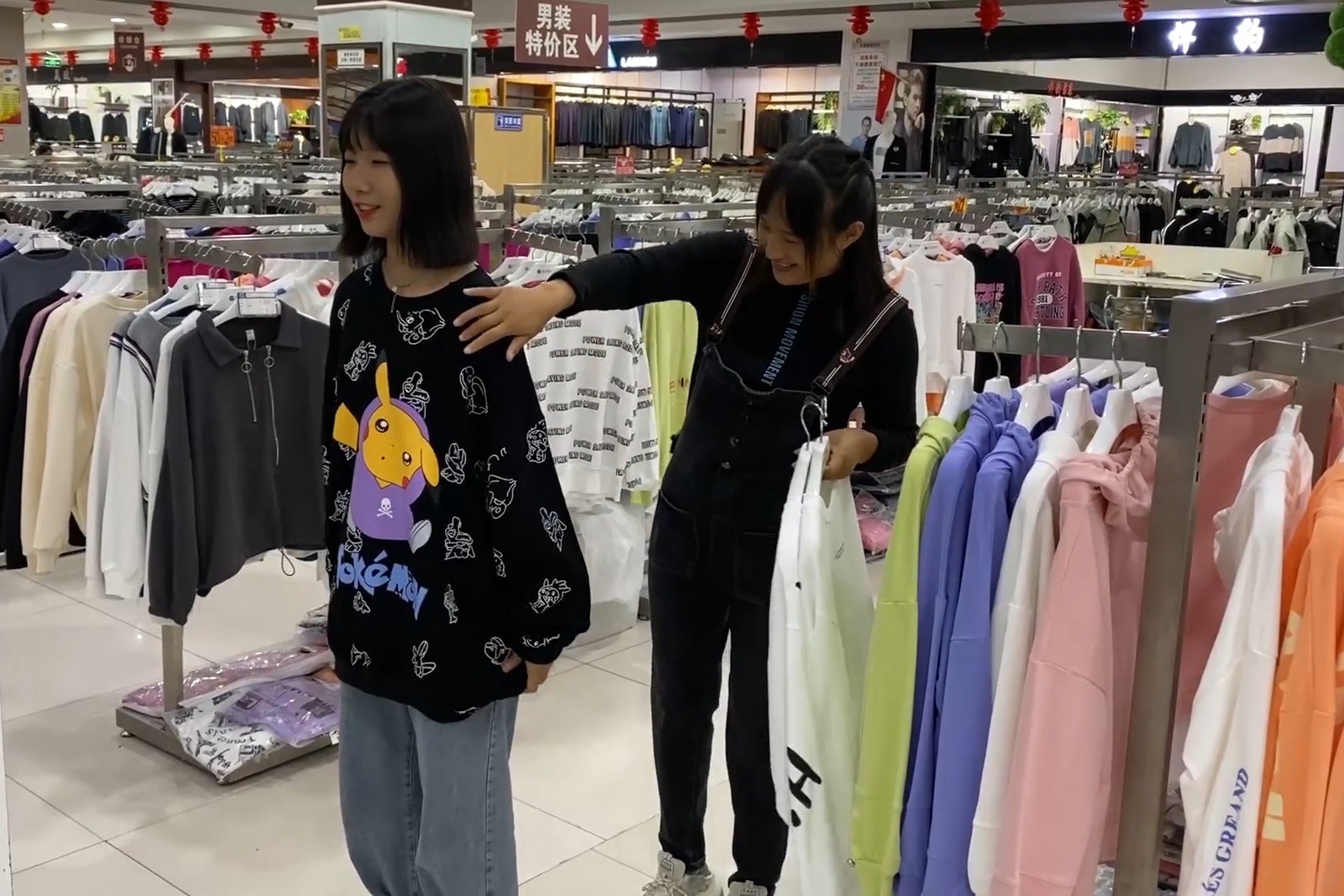 今天进县城了,一家人去商场买衣服,媳妇试穿这款可真合适_凤凰网视频_