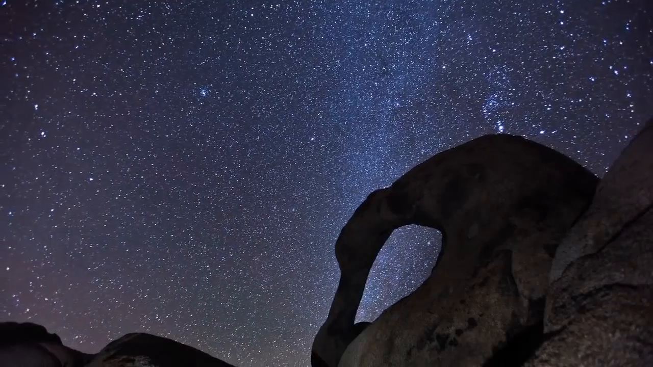 延时摄影：沙漠的星空与双子座流星雨