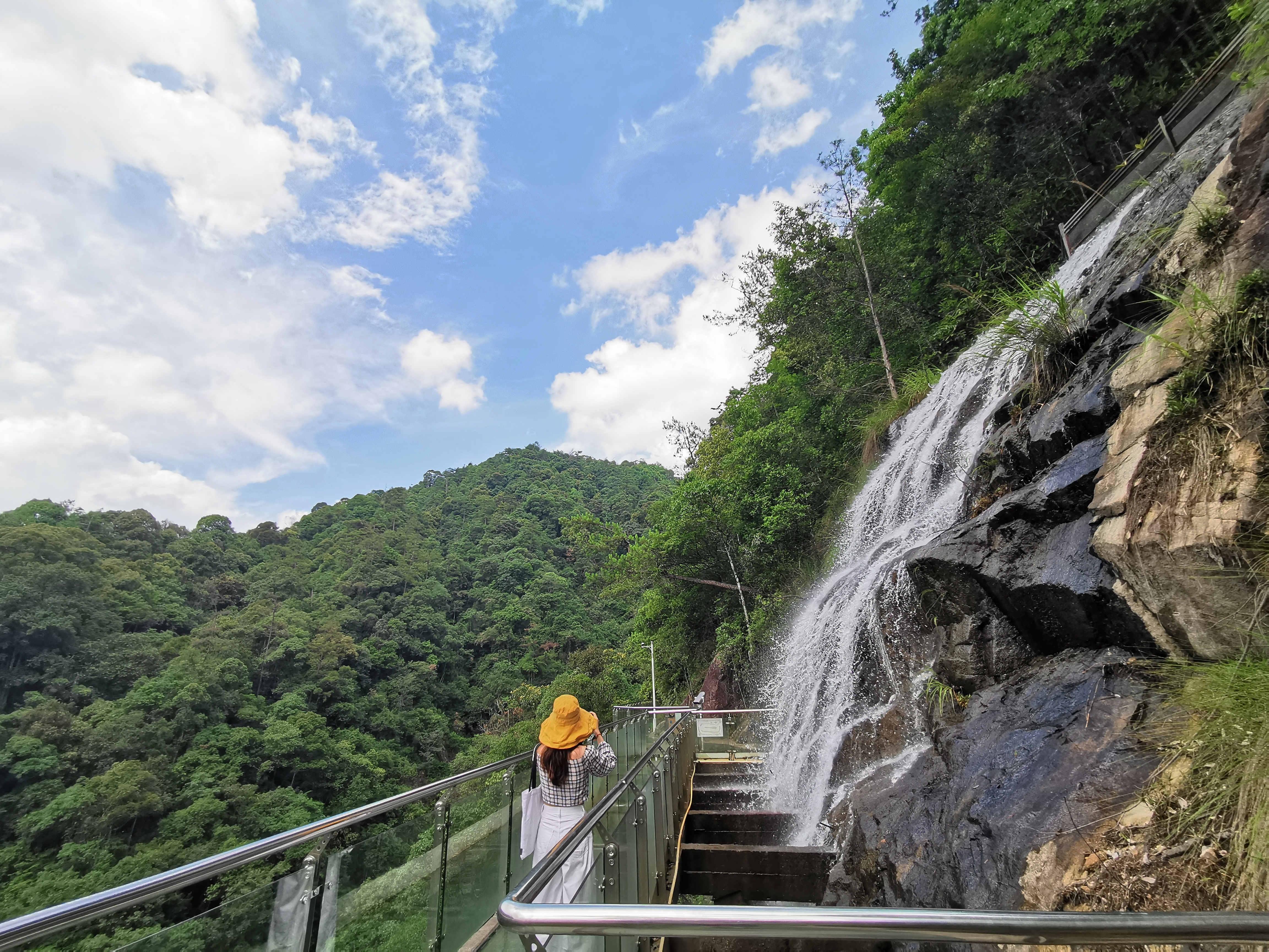 周边有a级景区,九龙江国家森林公园,天然氧吧,壮观的瀑布集群,挂在