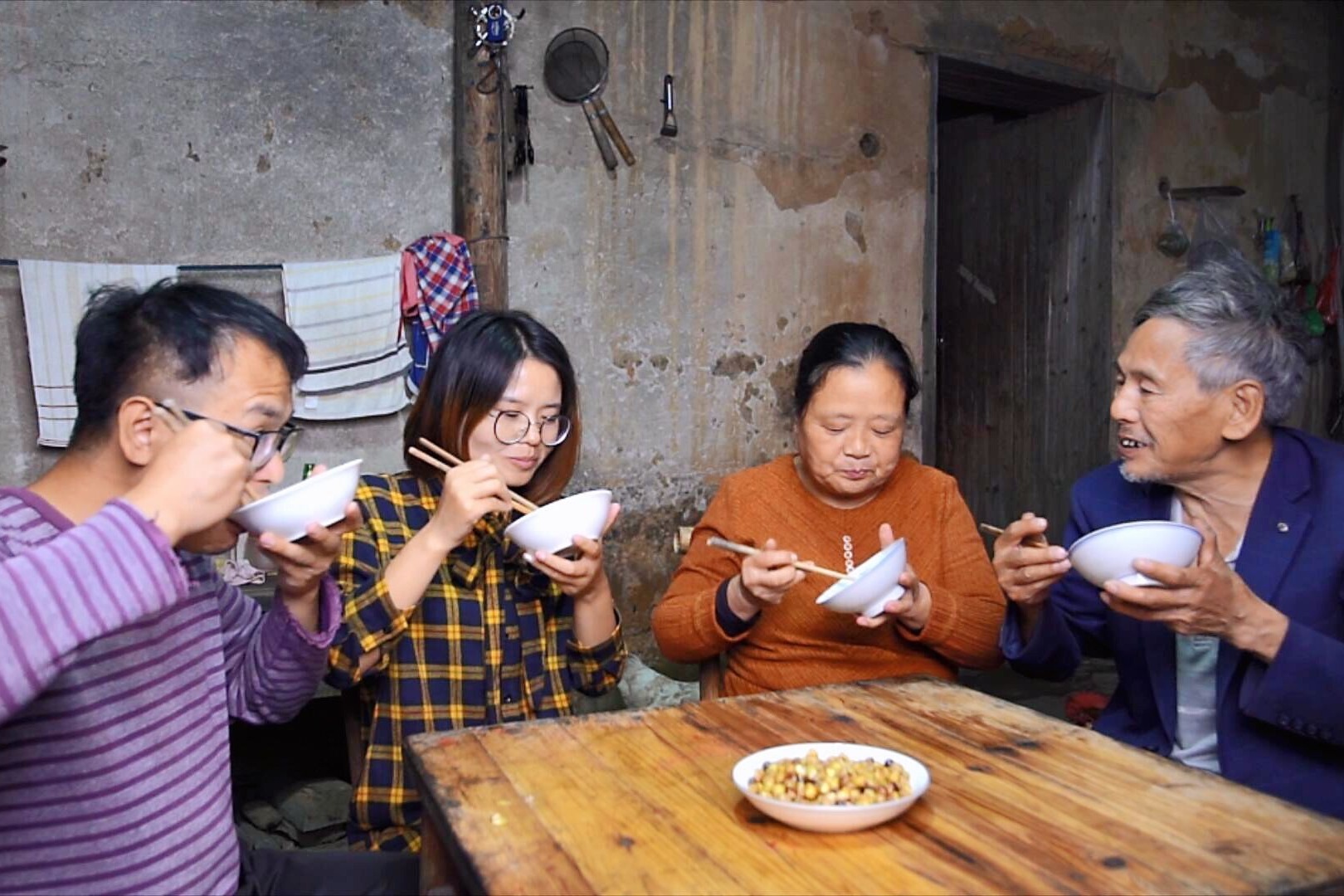 结婚后儿媳妇和农村婆婆同住吃饭不讲究看看晚饭吃的啥