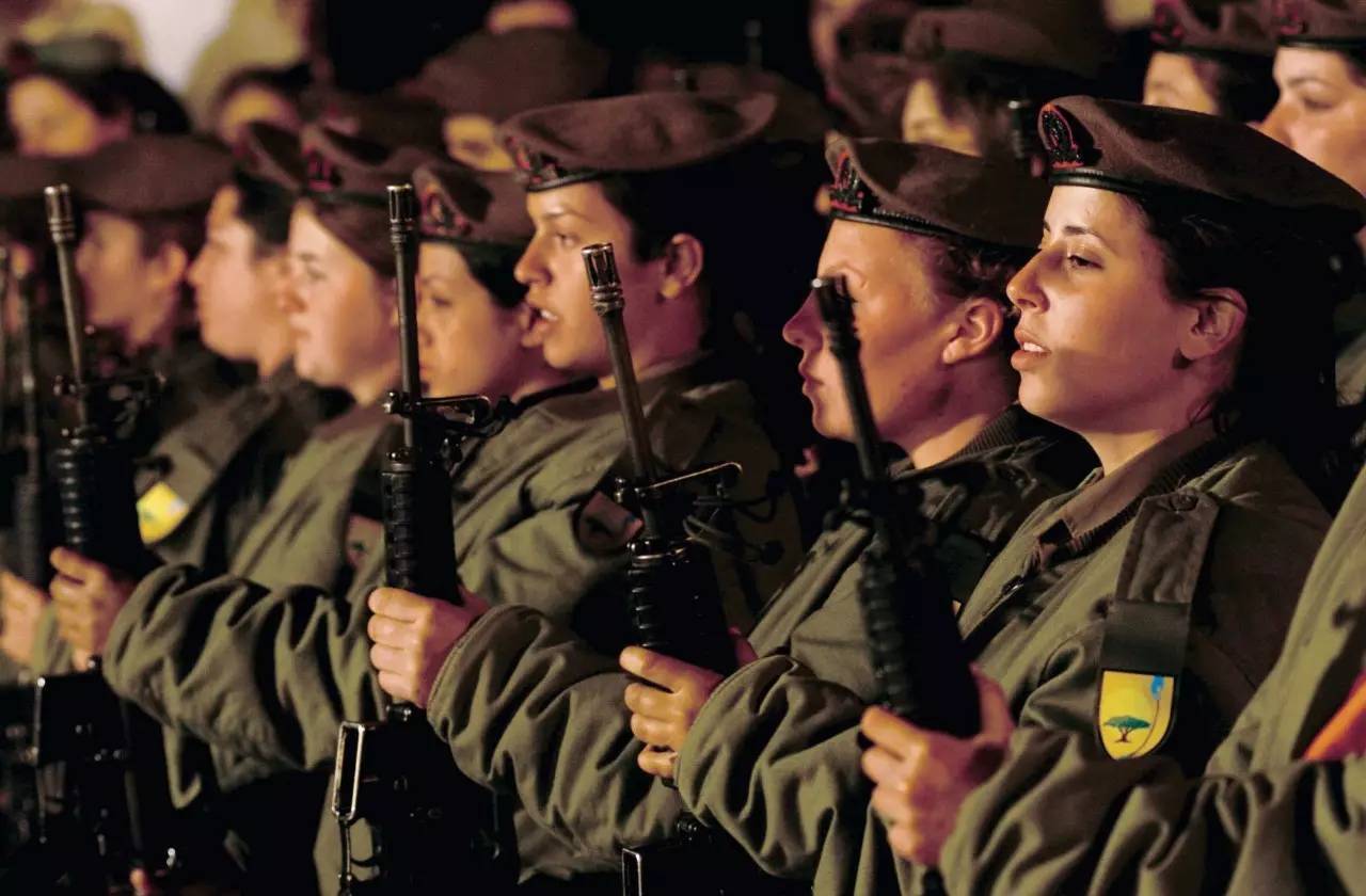 神奇女侠盖尔·加朵曾服役以色列国防军，气质高雅只因军队磨炼