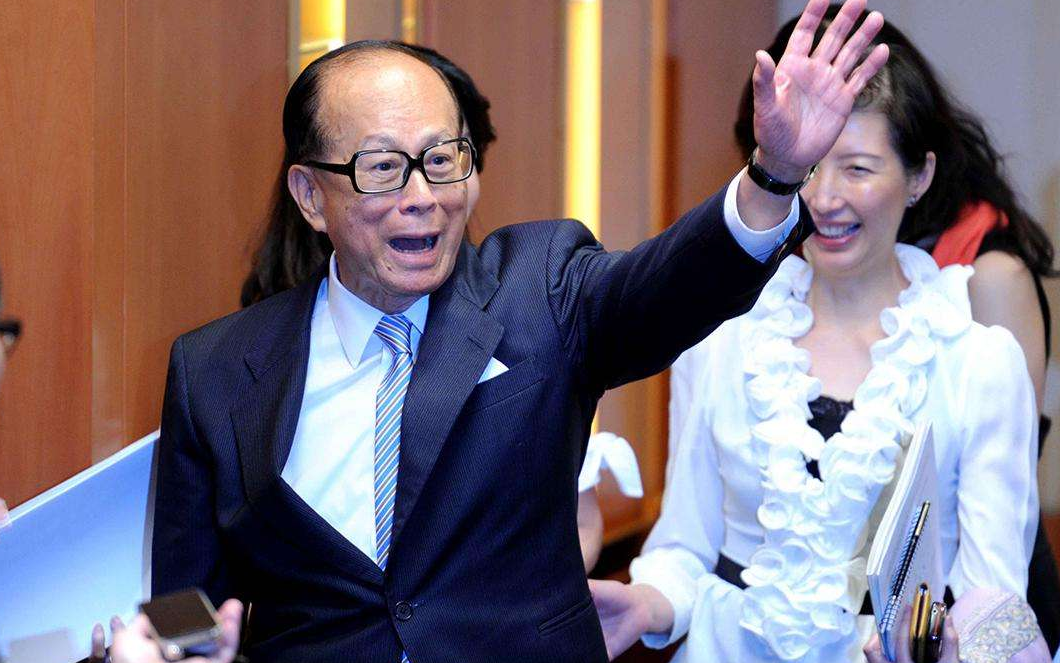 富豪究竟有多“抠门”？李嘉诚为捡1枚硬币，竟拿出100元做答谢