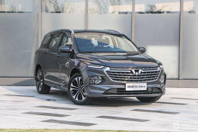 五菱首款家用MPV预售8.98万，大四座航空座椅，第三排放倒变纯平