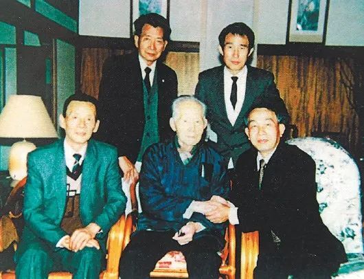 1990年,郑锦玉(前右)返台探视孙立人(中)