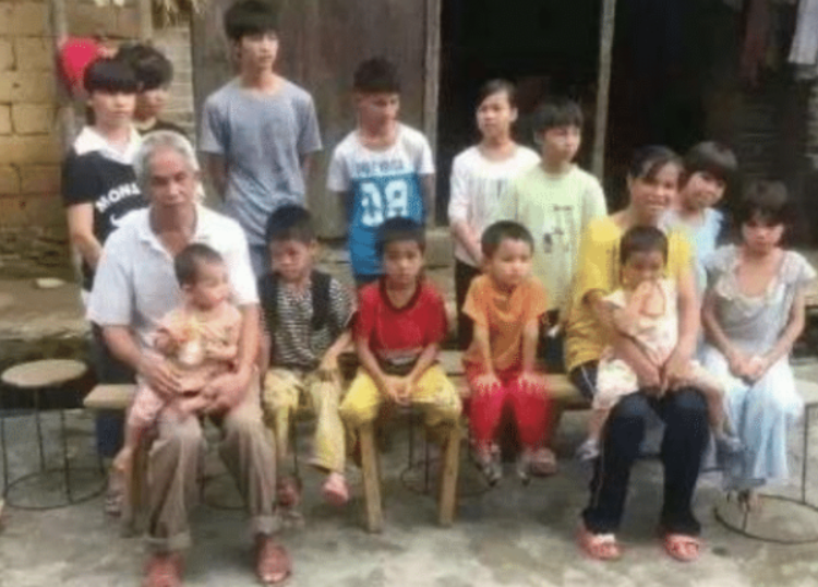 广西49岁男子娶19岁娇妻，生育15个娃，家里成“旅游景点”