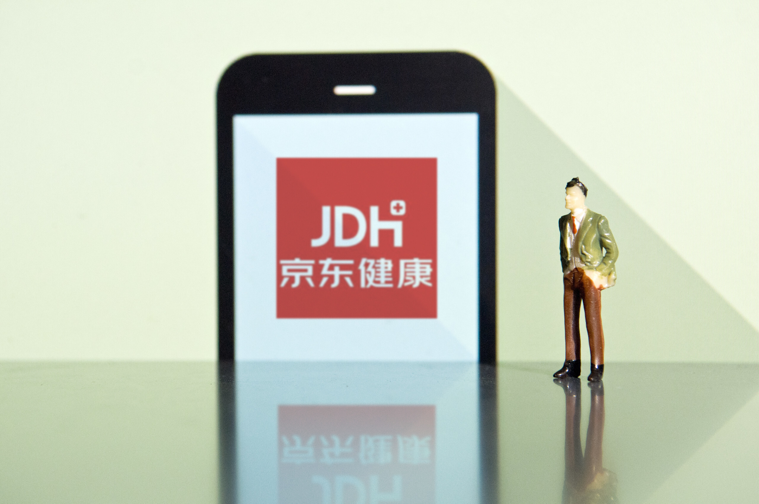 京东健康香港上市首日开盘涨超33%,总市值突破3000亿港元