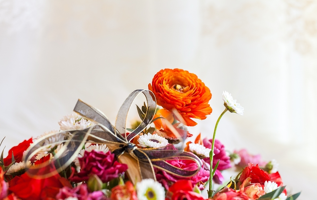 自然风花篮插花制作教程，花艺技术视频教学，法式花篮插花教程