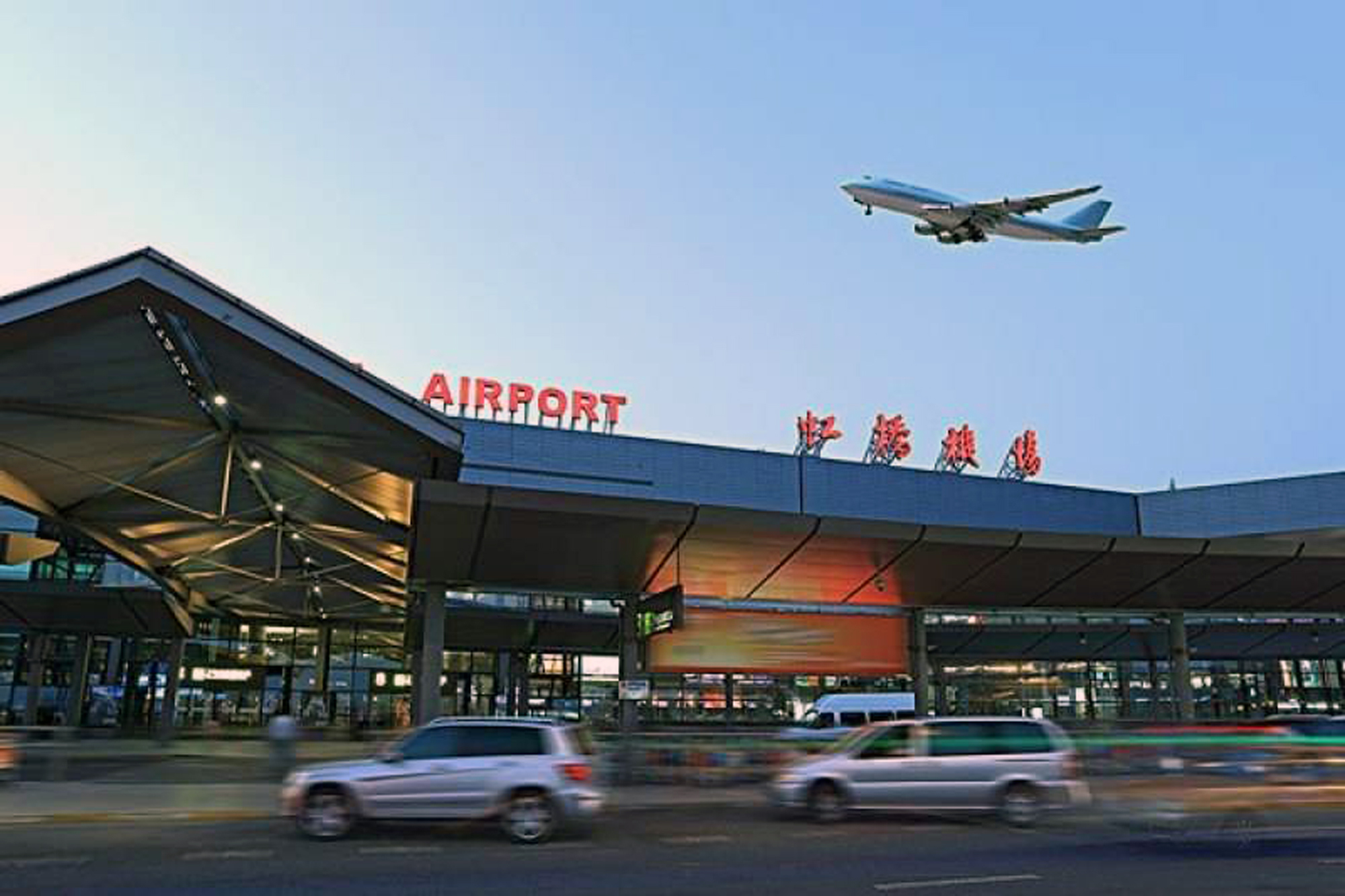 上海虹桥机场规模宏大交通呈现立体交错不愧是一座枢纽站点