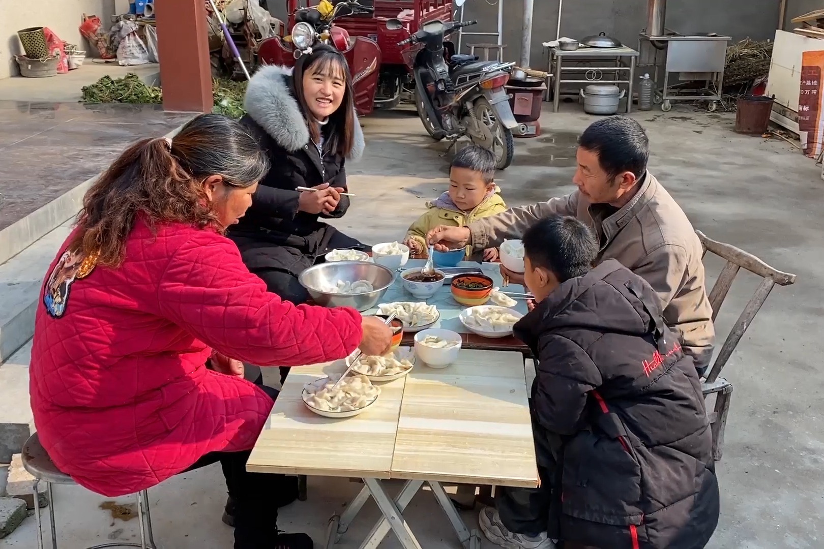 冬至到了一家人围一起吃饺子摆满了一大桌真像饺子宴啊