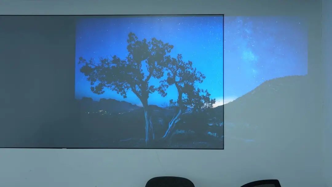 把家庭影院卷起来 白天观影也清晰的菲斯特画卷光学屏体验__凤凰网