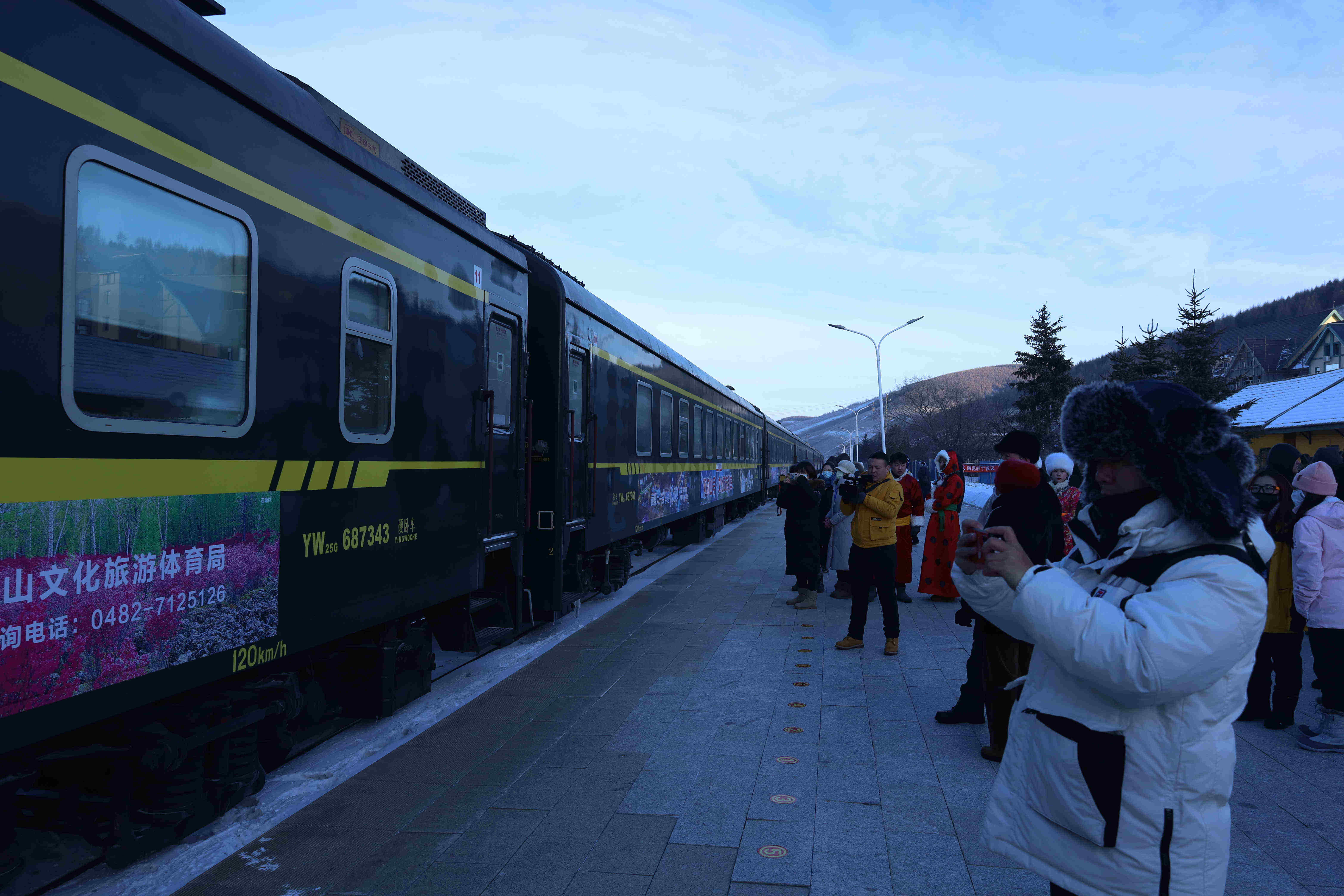 "雪国列车—阿尔山号"文化旅游专列首发