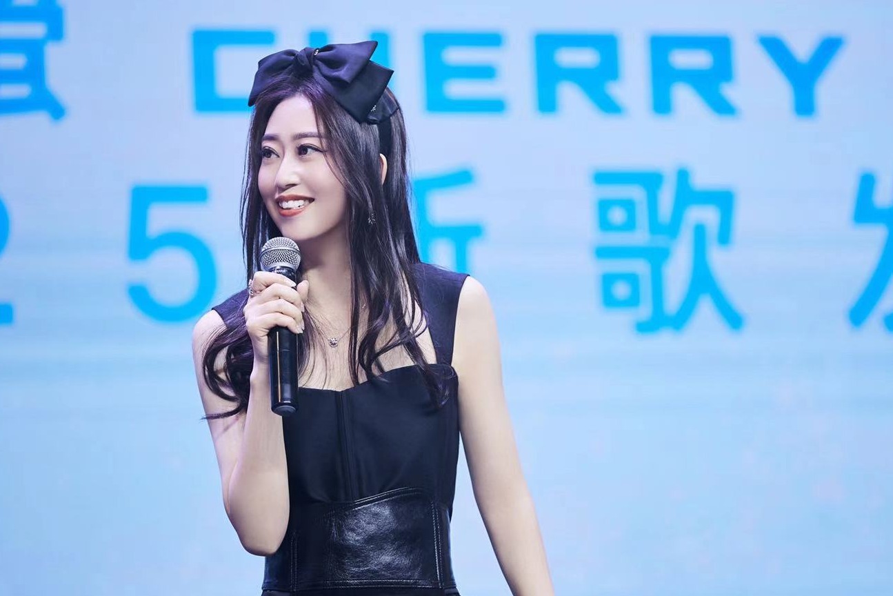 刘芊萤新歌首唱获好评踏入娱乐圈之前是金融女高管
