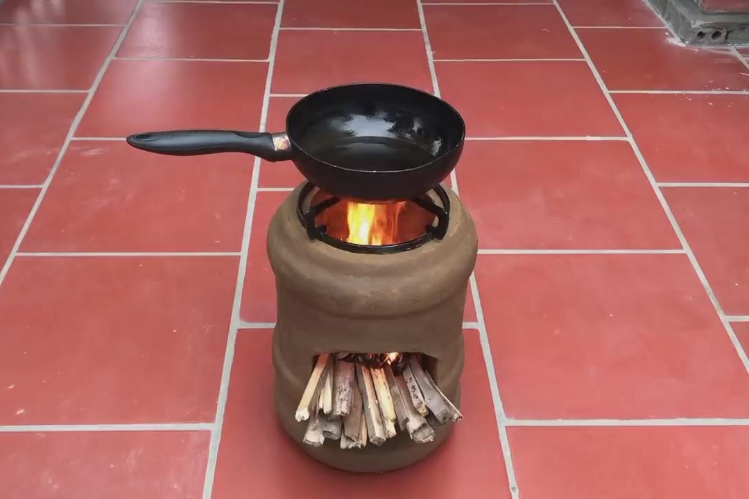 塑料水桶当模具,倒入混凝土制作柴火炉,最终结果让人满意!