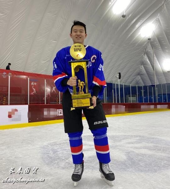 英达23岁儿子近照曝光,现为中国男子冰球队队长