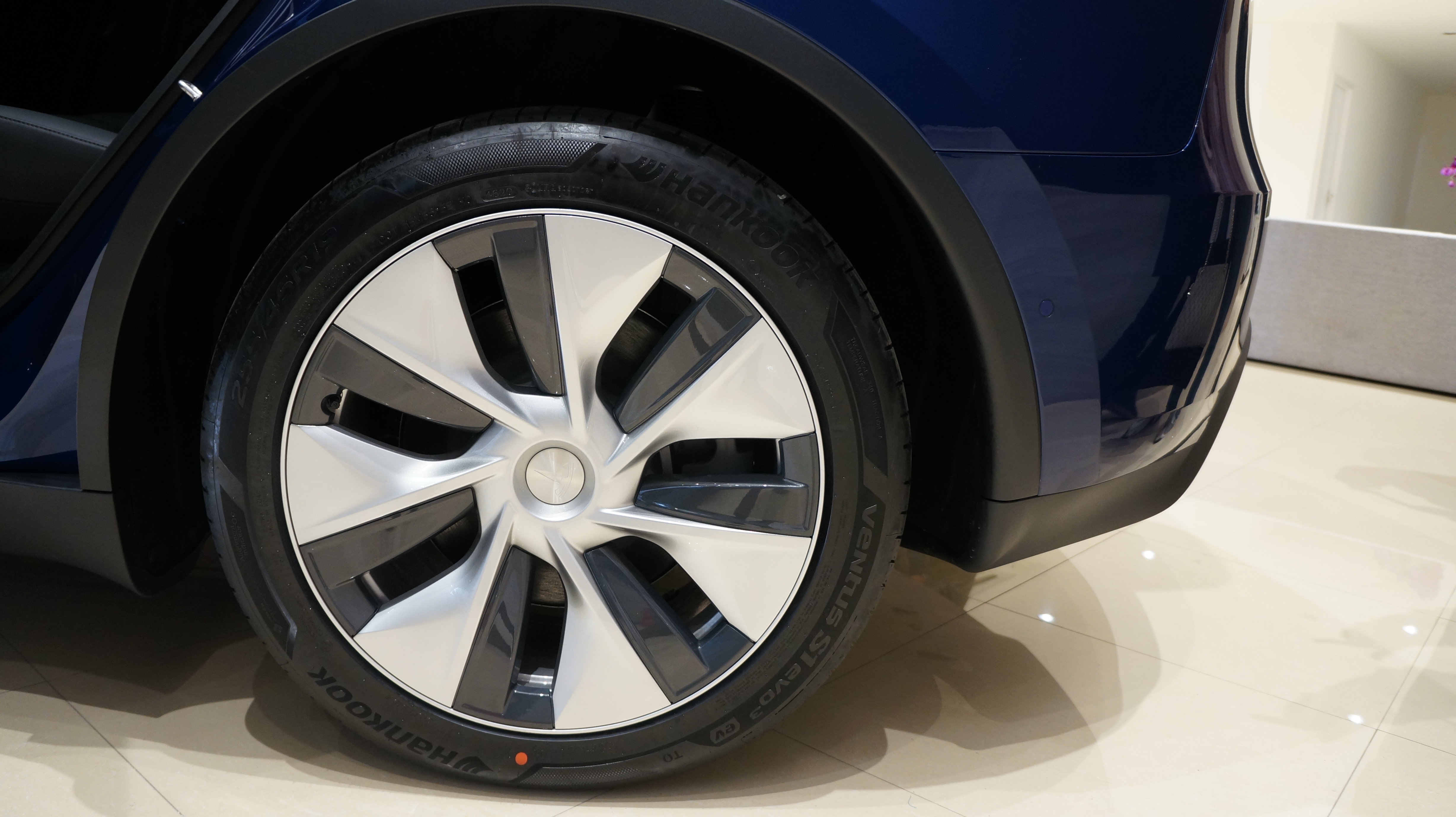 特斯拉model y19寸轮毂,特斯拉model3轮毂 特斯拉又降价了,model y只要33.99万起(音频)