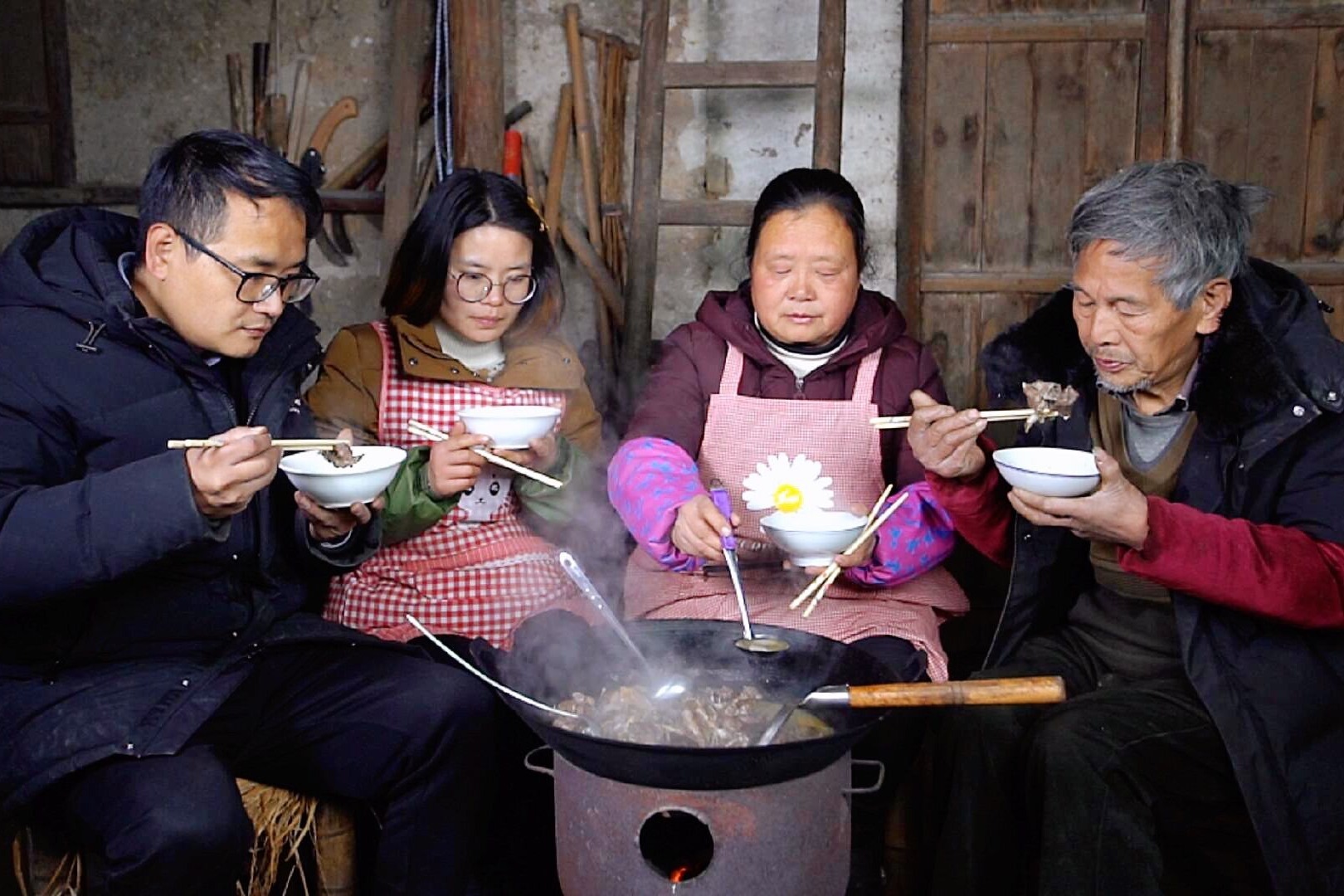 浙江农村气温零下5度农村婆婆用铁锅炖大鹅一家人围着吃过瘾