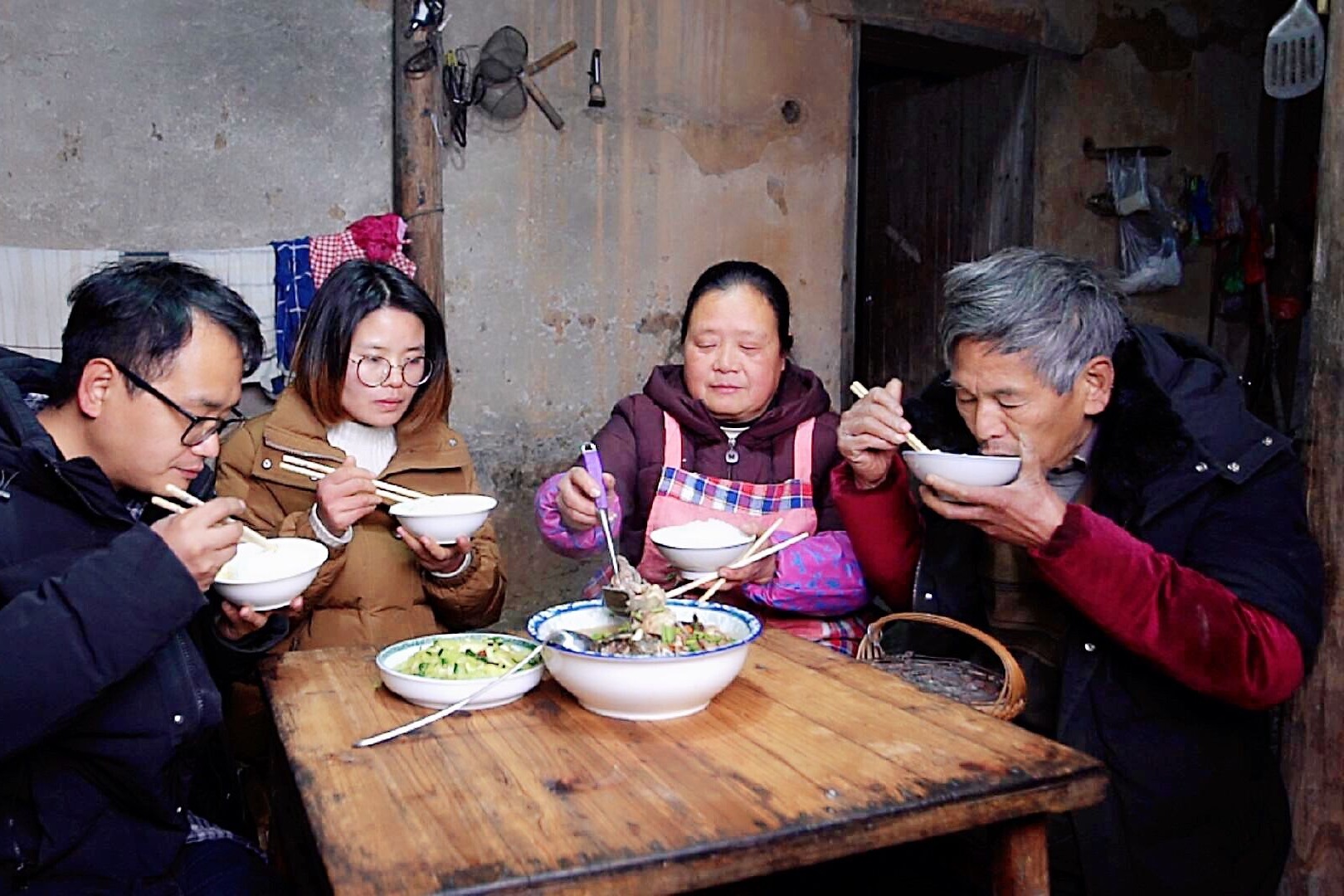 山里的冬天特别冷农村婆婆拿鱼和羊肉一锅炖一家人吃着真过瘾