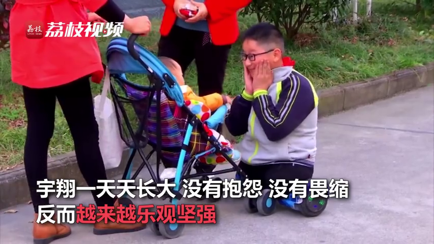 12岁#无腿男孩手踩板凳乐观求学#】