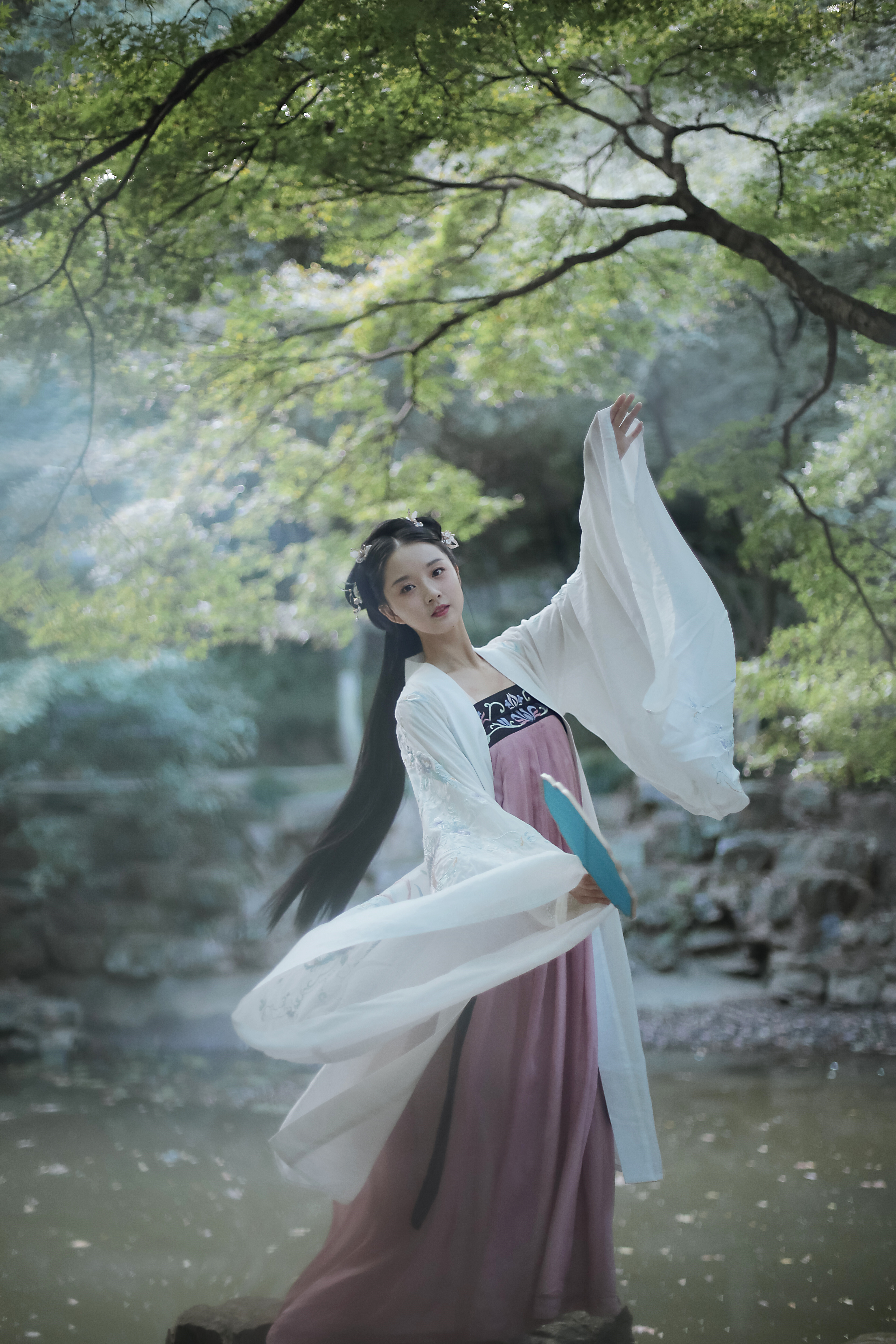 廖银玥古风写真释出风度温婉彰显优雅气质
