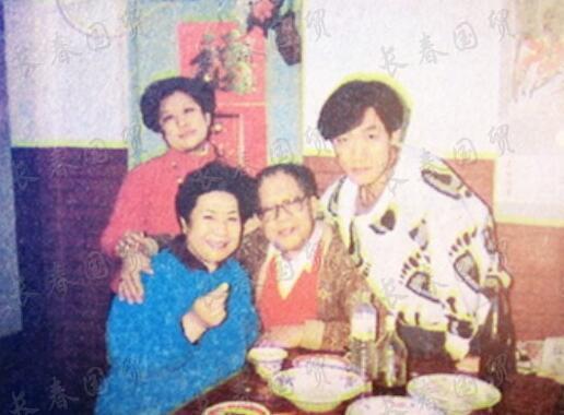 马增蕙小谢凌霄10岁,二人于1956年结婚,婚后马增蕙为谢凌霄生下一儿