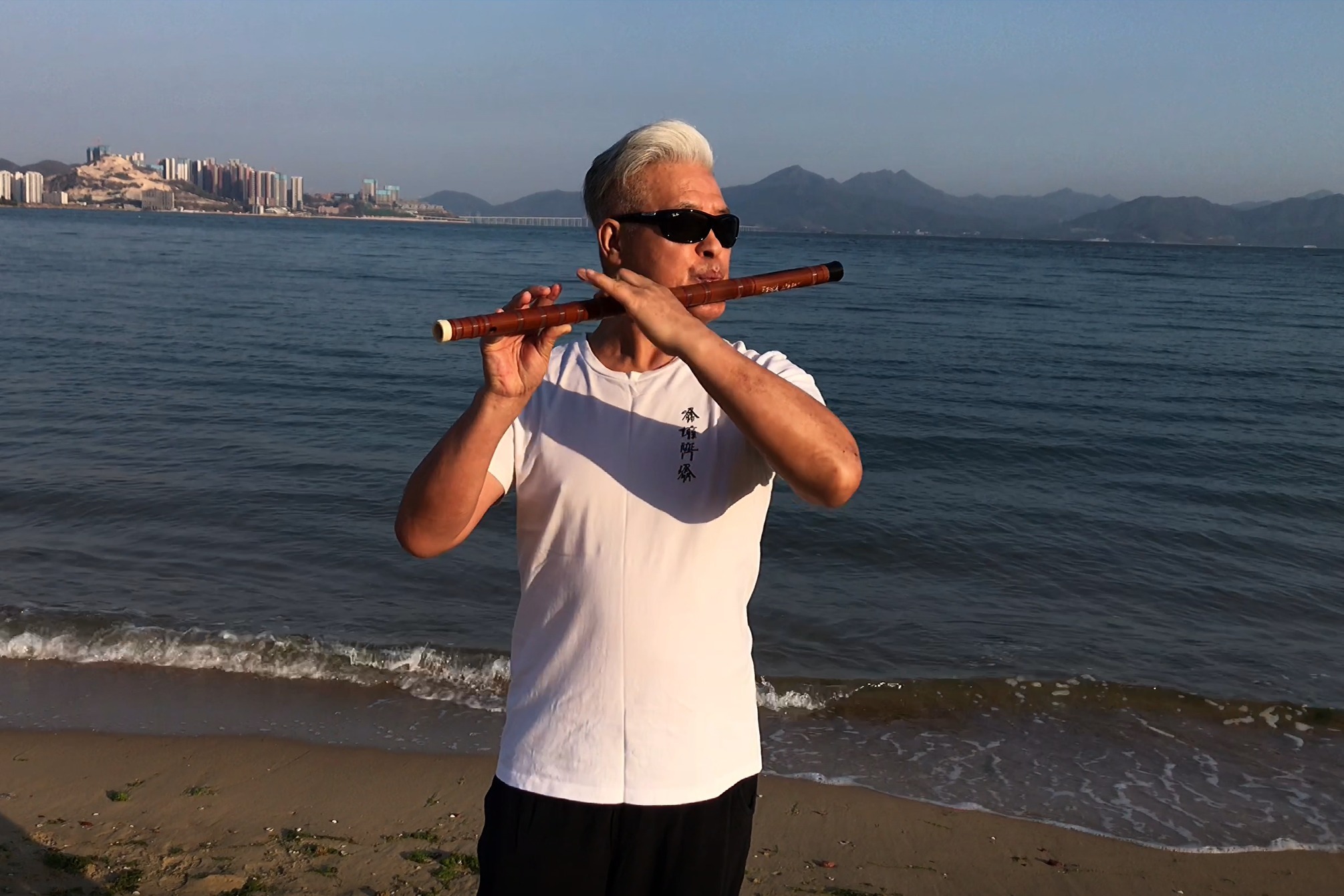 白发大叔乐行小径湾,一曲笛子独奏《可可托海的牧羊人