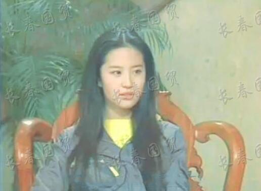 刘亦菲17岁旧照曝光,模样青涩甜美可人,满脸胶原蛋白