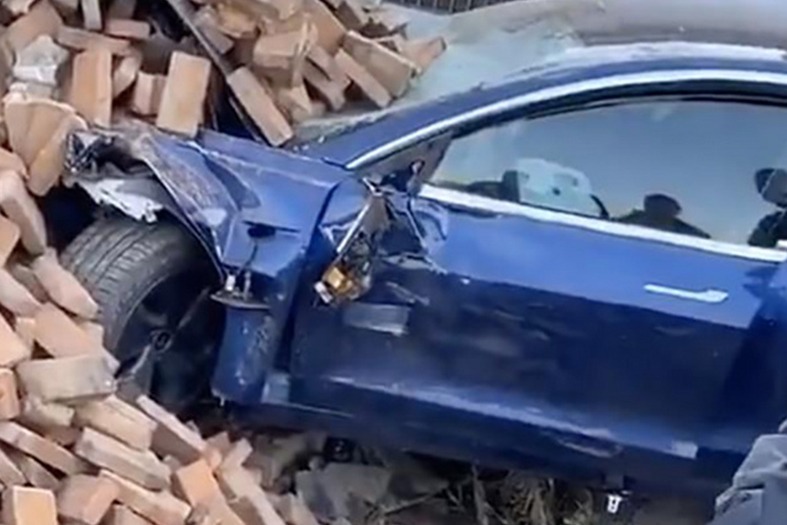 特斯拉model 3失控撞进女厕所 自动驾驶失灵原因分析