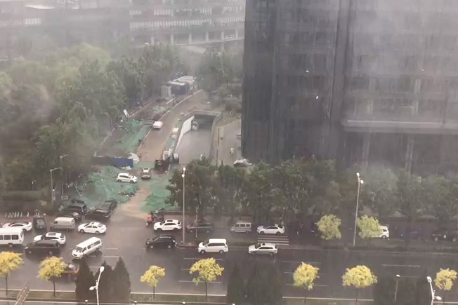 下雨啦,街道立刻变得湿漉漉的.