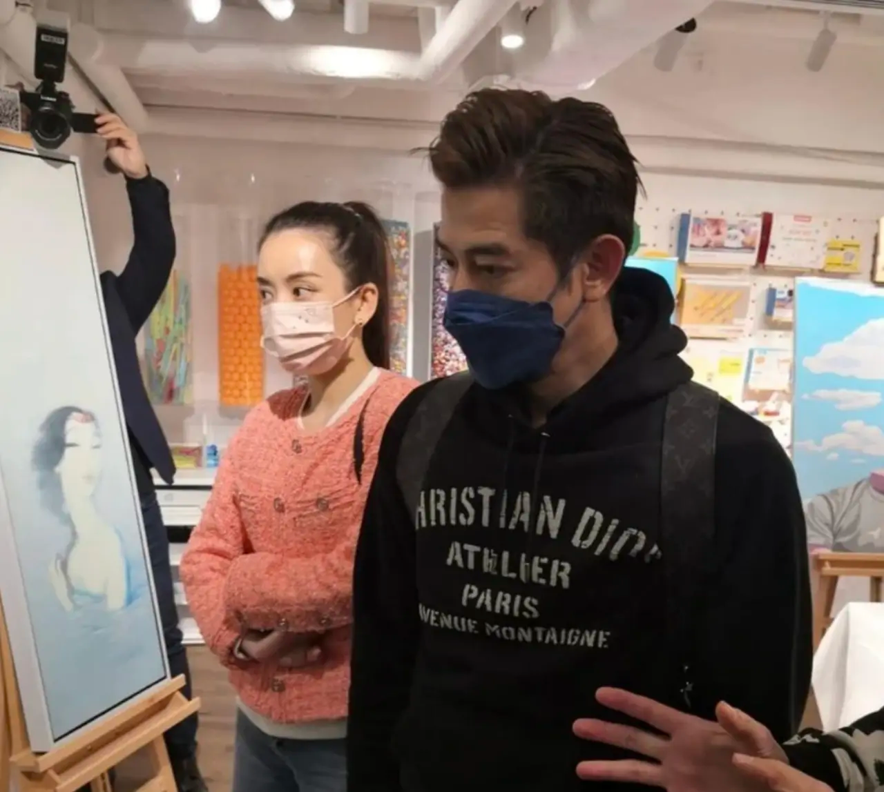 郭富城牵手方媛逛画展,两个小时豪掷百万,年过半百仍不老?__凤凰网