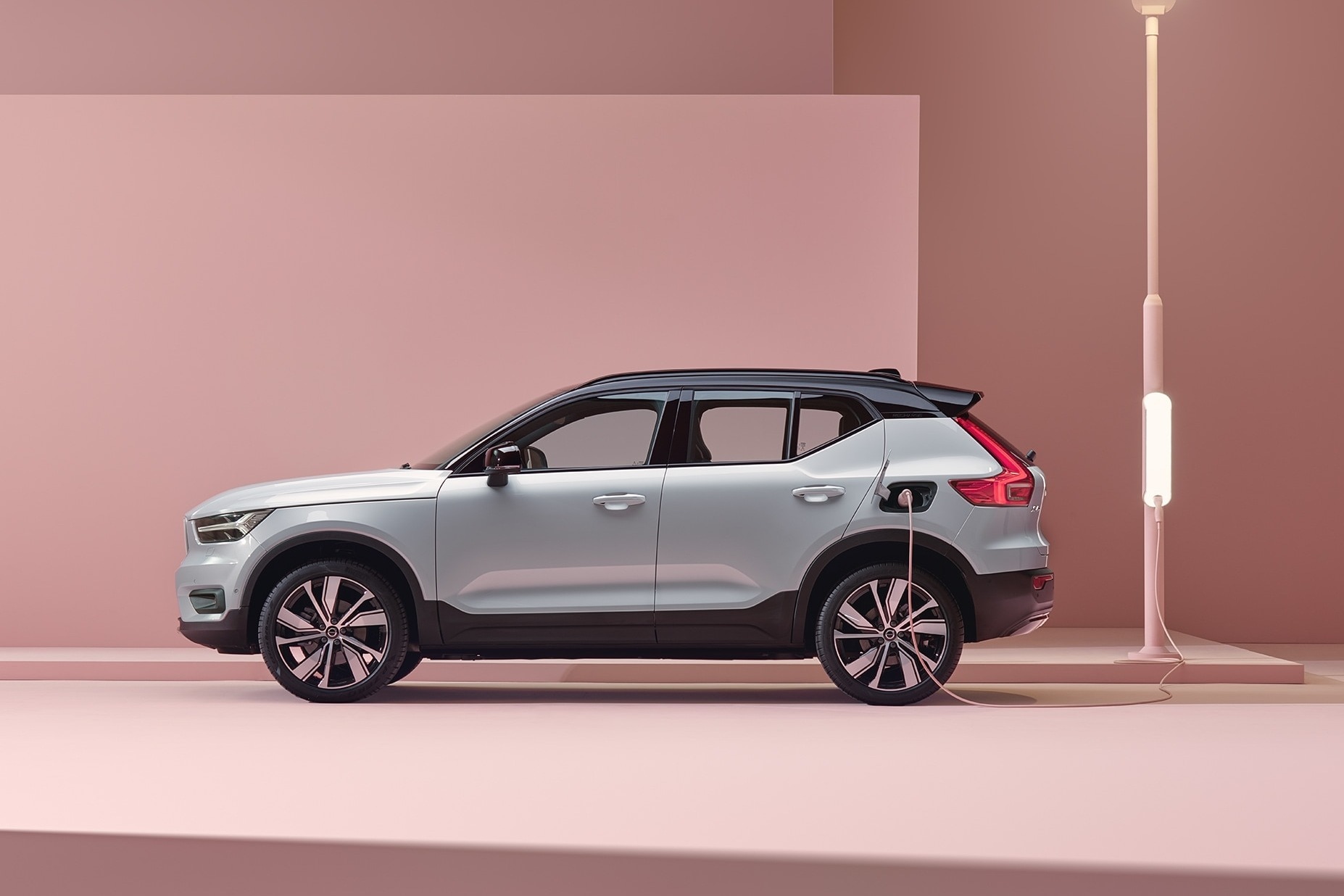 沃尔沃"忍不住"了!xc40纯电版官降5.8万,420km续航 4.9s破百