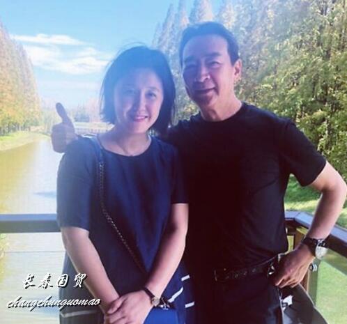 寇振海小21岁妻子近照曝光 结婚14年恩爱如初