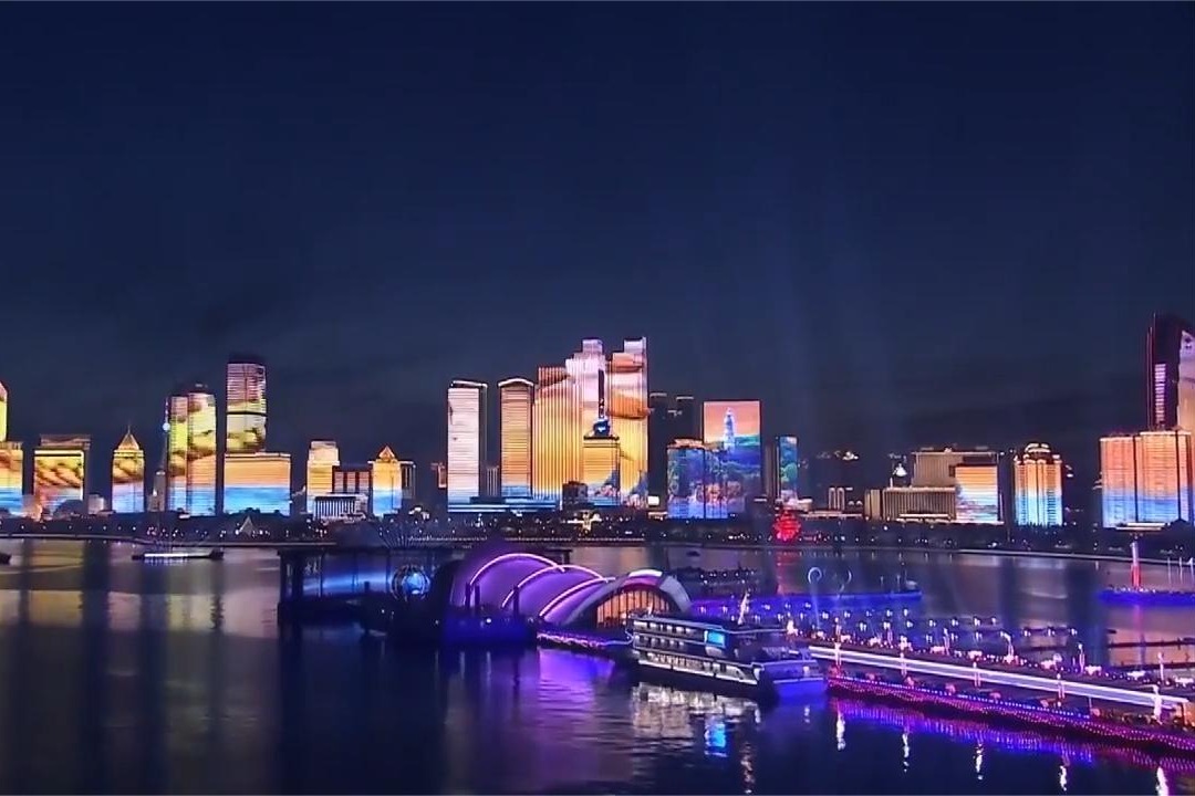 青岛上演绝美灯光秀,璀璨灯光惊艳世界,网友:青岛夜景