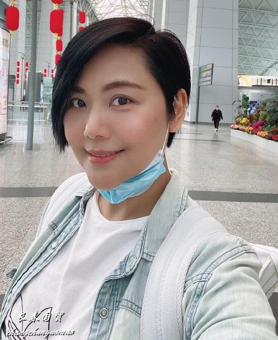 45岁柳红陈莹近照曝光面带微笑状态好