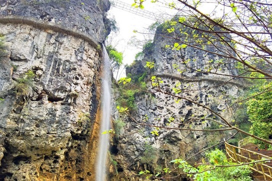 广东众多景区拥有瀑布景观,清远神峰关地下河水形成的