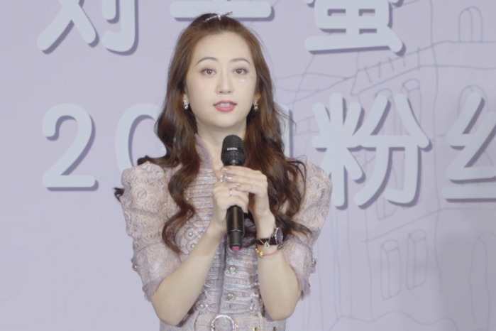 刘芊萤粉嫩造型大跳女团舞大方回应富二代传闻