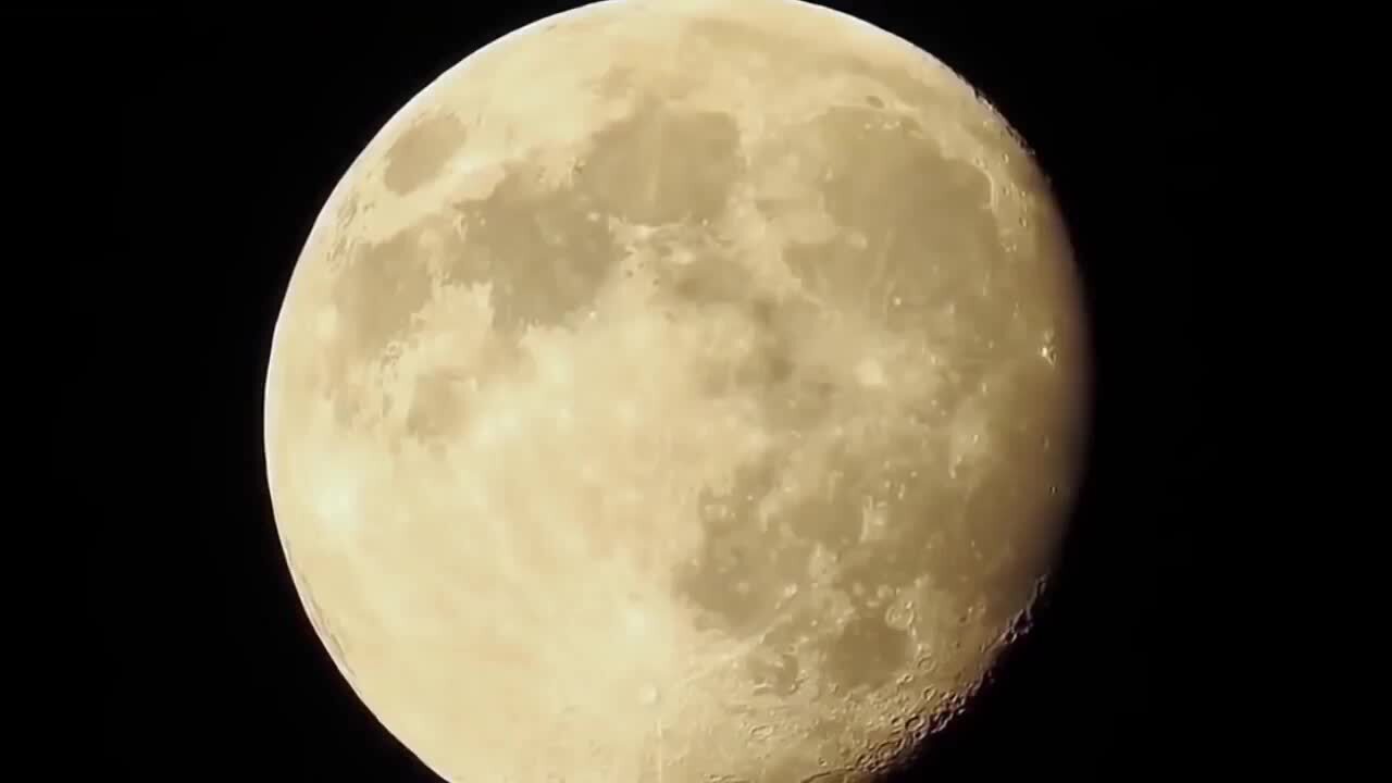 咦！月亮的前面有个物体，好像是SpaceX的特斯拉跑车