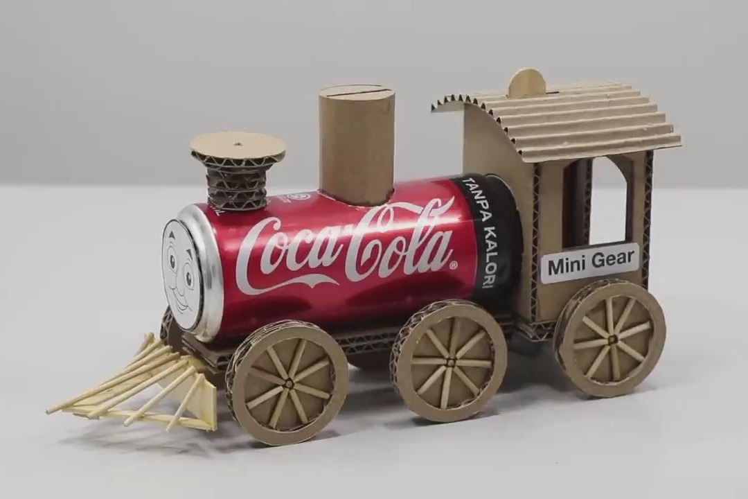 用纸板和易拉罐制作火车模型,纯手工打造,还能隐秘的存放硬币!