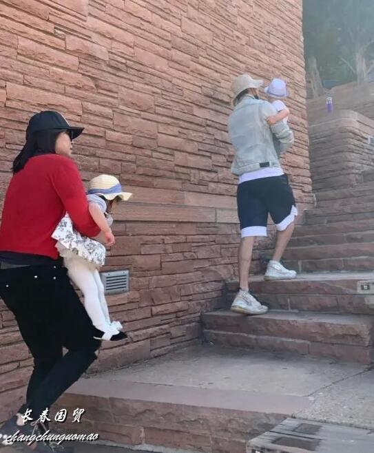 郑爽一双儿女首曝光,爸爸带着外出游玩,两个宝宝乖巧可爱