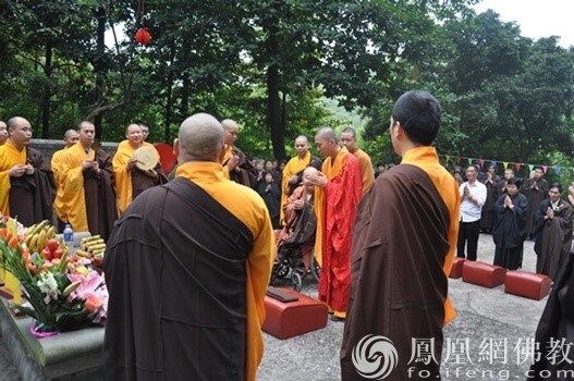 报政府宗教工作部门备案同意,由光秀法师接替他任海幢寺住持的职位,出