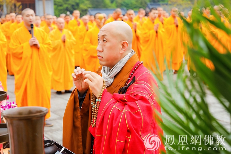 中国佛教协会副会长,雪窦山资圣禅寺方丈怡藏大和尚拈香主法(图片来源