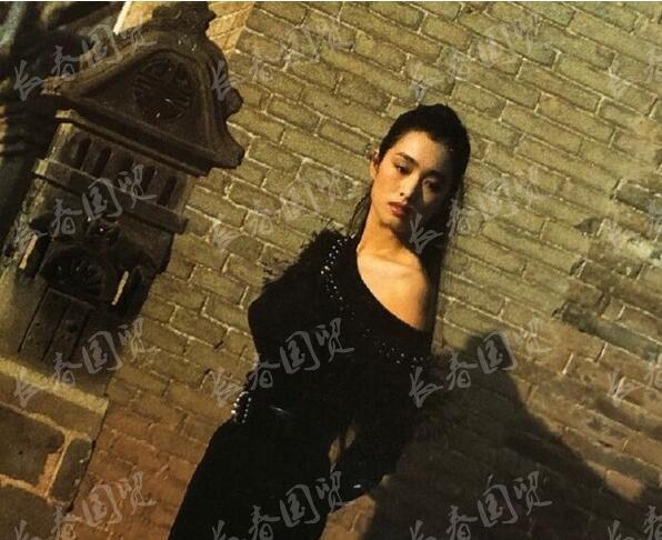 巩俐28年前青涩旧照曝光,半露香肩美艳性感