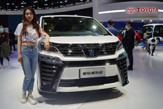 2021上海车展现场:丰田皇冠威尔法双擎版