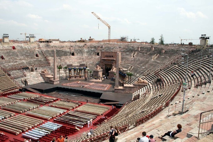 维罗纳 圆形竞技场矗立近两千年,经历了大地震但整体保存完好,目前仍