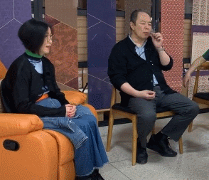 64岁张铁林被拍公共场所吸烟,网友总结其两大爱好:抽雪茄看美女