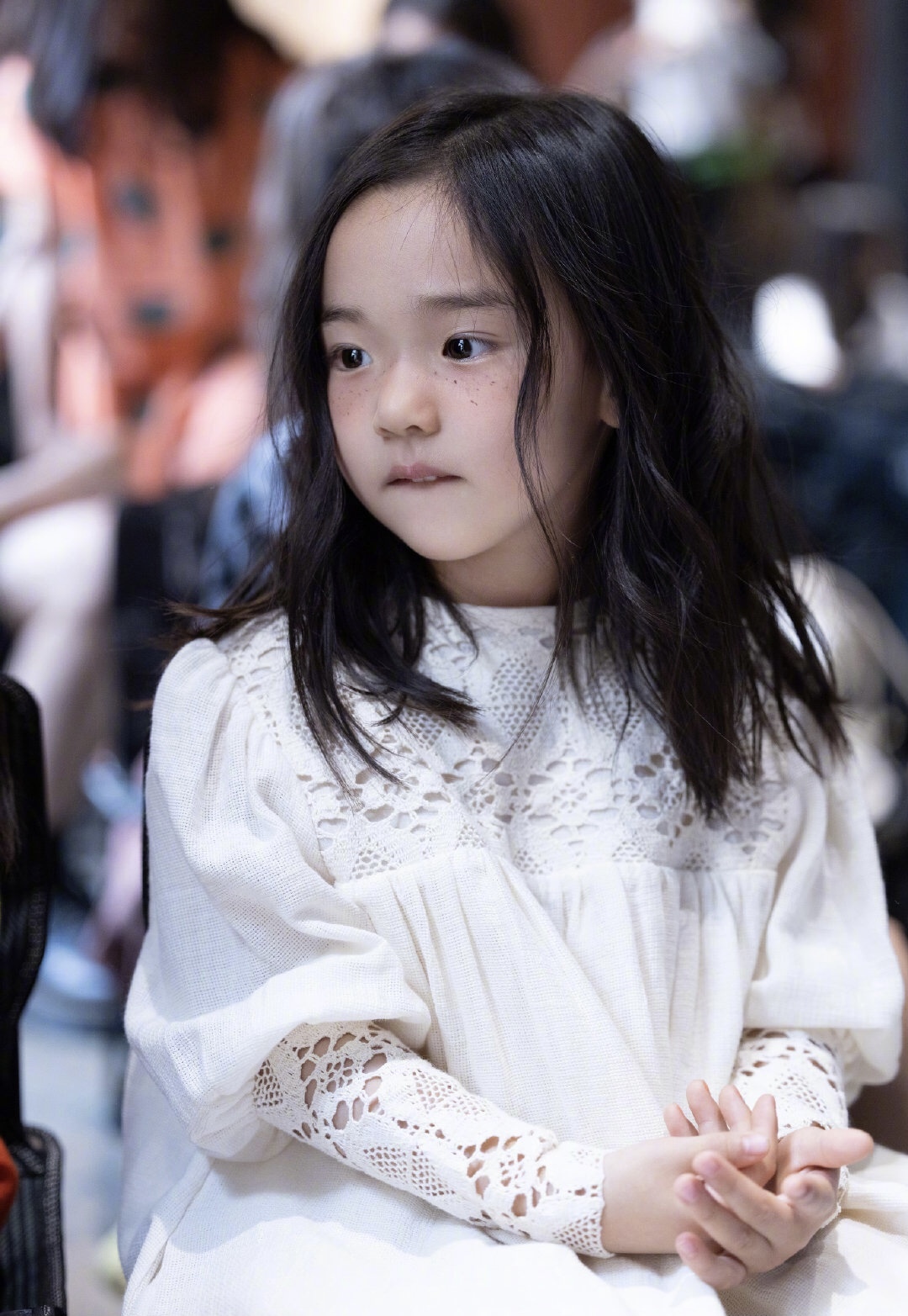 董璇女儿小酒窝走秀照曝光,妆容可爱气场满分,还牵手星二代?