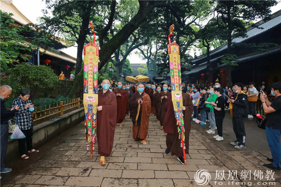 普陀山普济禅寺举行浴佛法会庆祝佛陀圣诞