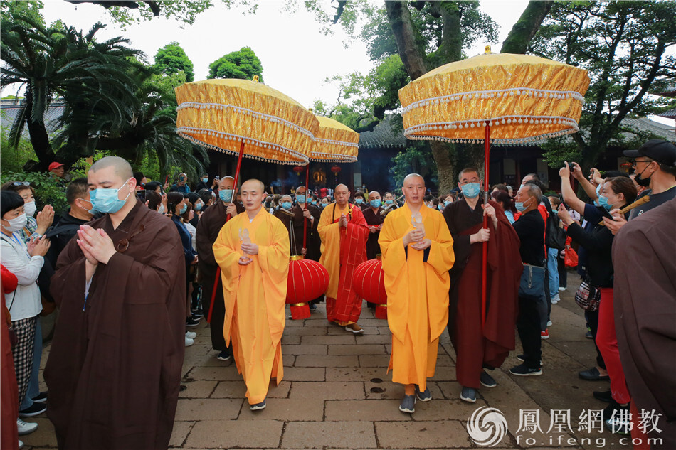 普陀山普济禅寺举行浴佛法会庆祝佛陀圣诞