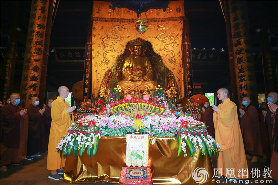 普陀山普济禅寺举行浴佛法会庆祝佛陀圣诞