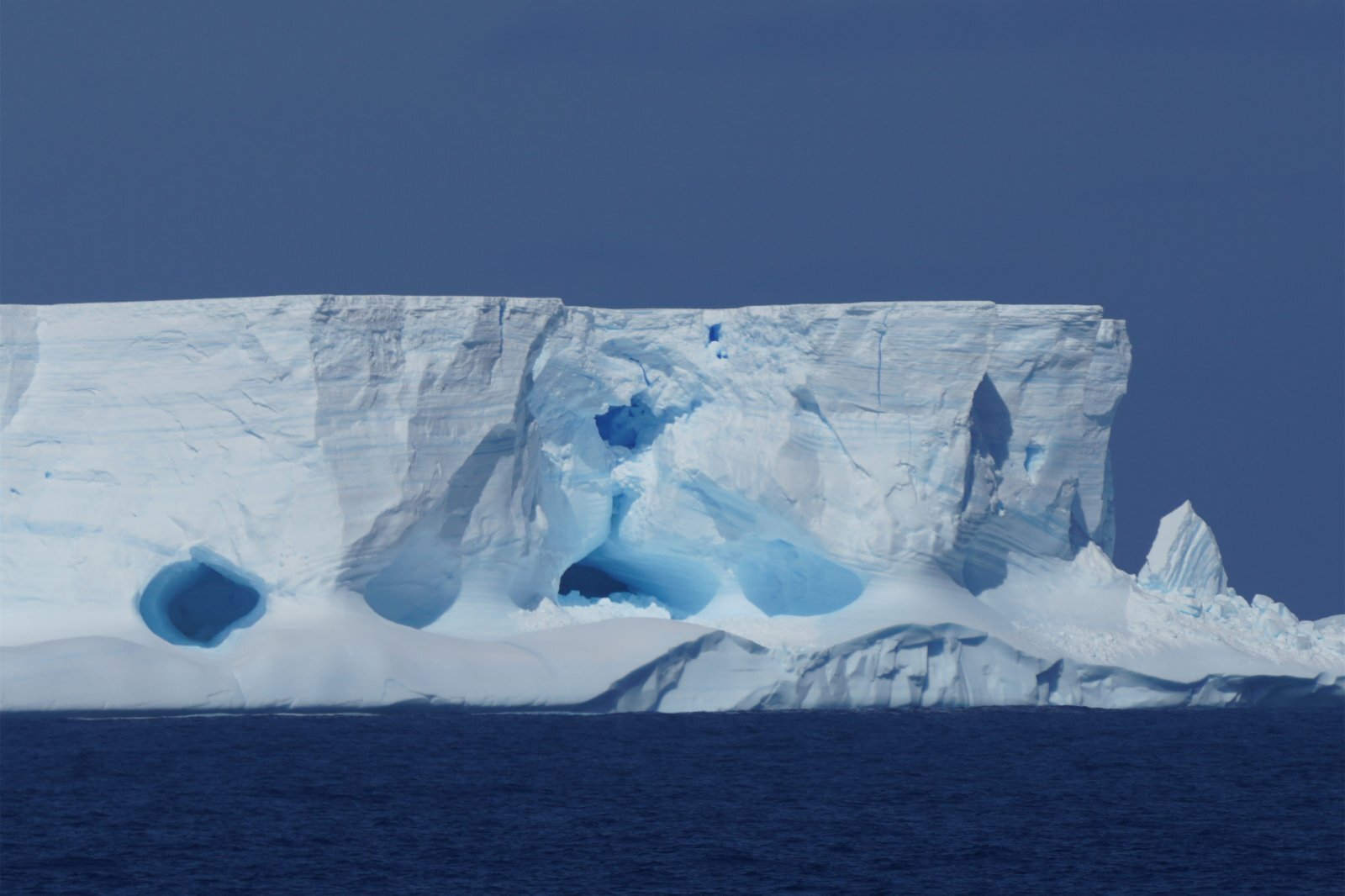 欧洲航天局(esa)19日称,这座冰山从南极洲龙尼陆缘冰(ronne ice shelf